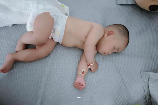 哈密宝宝胳膊上起红疙瘩